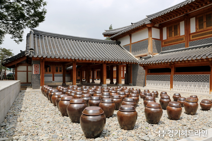 수원전통문화회관에서 오는 3월과 4월에 걸쳐 전통장 체험 프로그램을 선보인다.