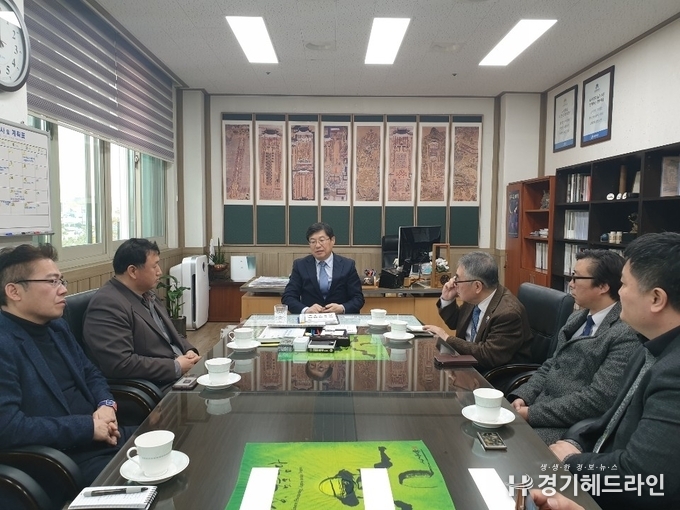 박래헌 수원문화재단 대표이사와 수원시인터넷기자단과 인터뷰를 진행하고 있다.