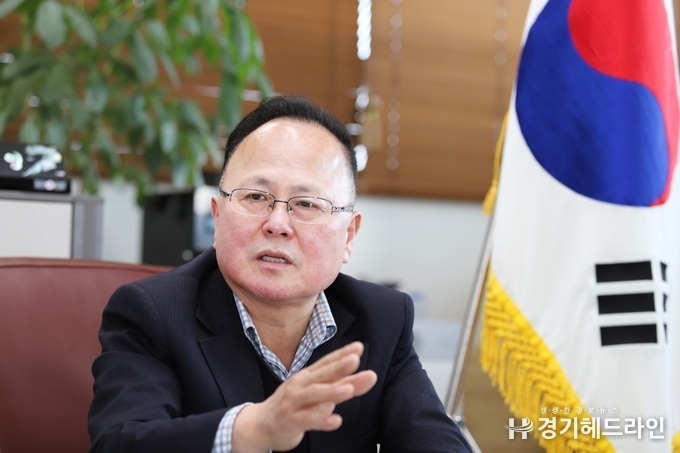 경기도의회 농정해양위원회 박윤영 위원장이 4일 인터뷰를 통해 '농업인 기본소득 정책은 공익적 가치이다"고 설명하고 있다.