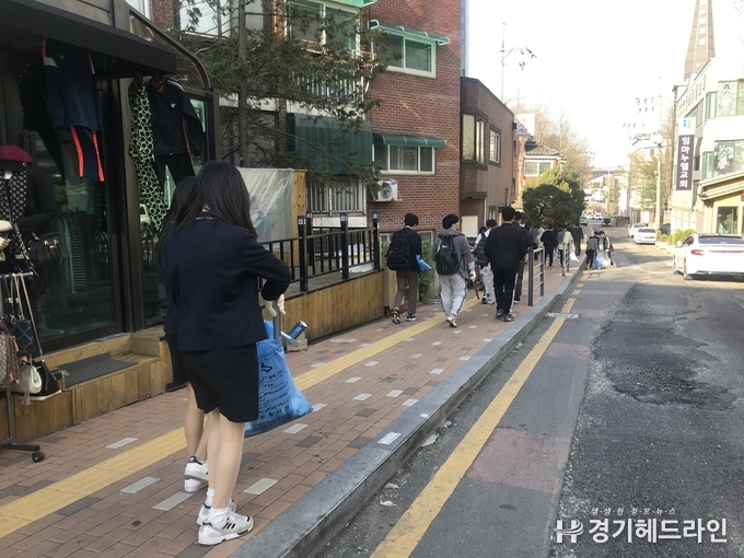 지난 12일, 관내 빌라밀집지역의 쾌적한 환경조성을 위해 청소년 자원봉사단 20여명이 환경 정비활동에 나섰다.