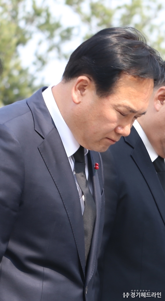  현충탑에서 참배를 하고 있는 이권재 자유한국당 오산시 당협위원장