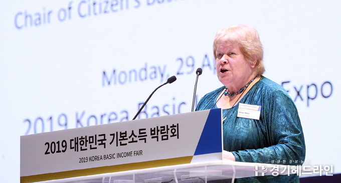 29일 수원컨벤션센터에서 애니밀러가 '2019 대한민국 기본소득박람회' 국제컨퍼런스 기조연설을 하고 있다.