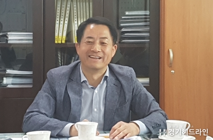 수원시 이병규 안전교통국장이 8일 안전교통국장실에서 수원시인터넷기자단과 공동 인터뷰를 진행하고 있다. 