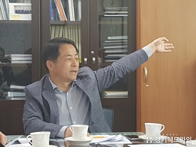 수원시 이병규 안전교통국장이 수원시인터넷기자단과 공동인터뷰에서 시민안전에 대해 설명 하고 있다. 