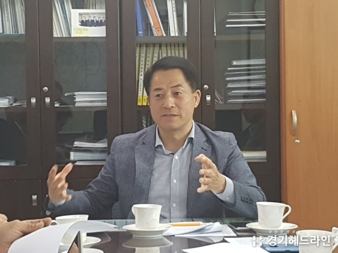 수원시 이병규 안전교통국장이 수원시인터넷기자단과 공동인터뷰를 하고 있다.