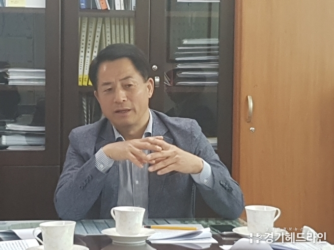 수원시 이병규 안전교통국장이 수원시인터넷기자단과 공동인터뷰를 하고 있다.