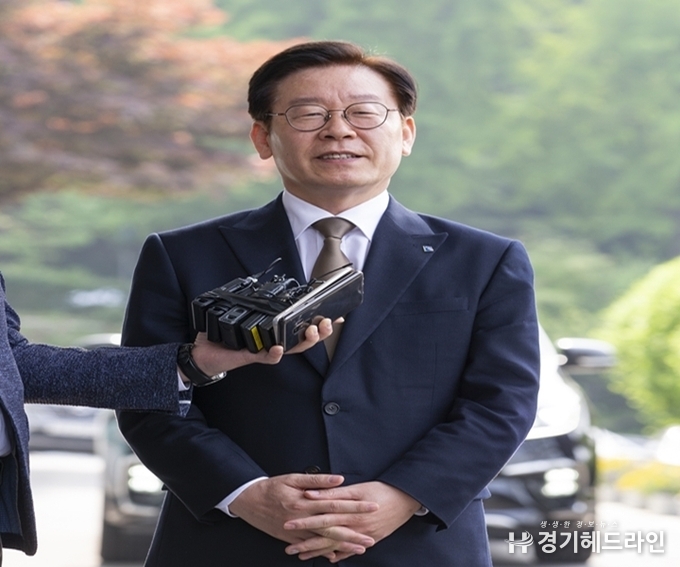 무죄 판결을 받은 이후 첫 출근하는 이재명 경기도지사가 소감 등을 묻는 기자들의 질문을 받고 있다. (사진=경기도 제공)