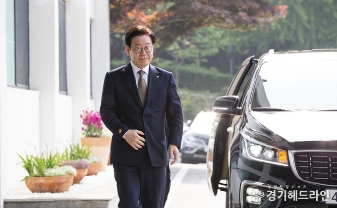 무죄 판결 이후 첫 출근을 하고 있는 이재명 경기지사 모습.