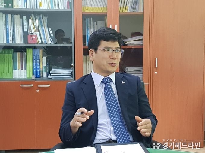 수원시 김교원 환경국장이 수원시인터넷기자단과 공동인터뷰를 하고 있다.