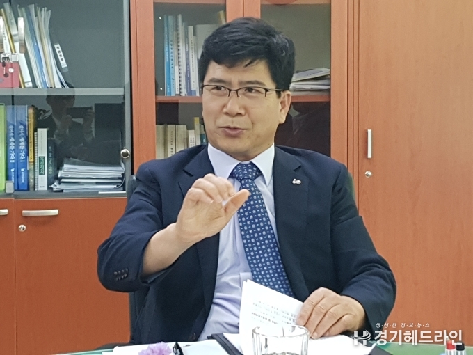 수원시 김교원 환경국장이 수원시인터넷기자단과 공동인터뷰에서 환경국의 주요 정책에 대해 설명하고 있다.