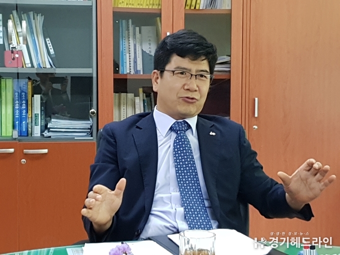 수원시 김교원 환경국장이 수원시인터넷기자단과 공동인터뷰를 하고 있다.