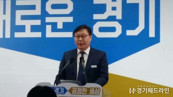 이화영 평화부지사가 22일 도청 브리핑룸에서 경기도가 추진 중인 '남북평화협력사업' 추진계획을 발표하고 있다.