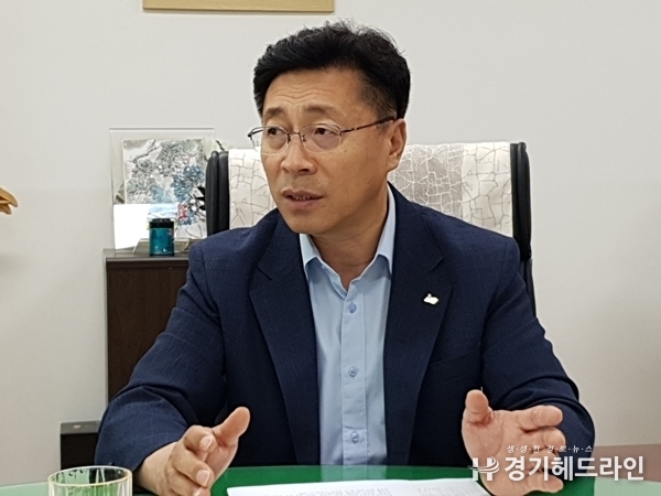 수원시 원영덕 경제정책국장을 인터뷰하고 있다.
