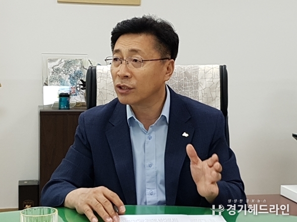 수원시 원영덕 경제정책국장을 인터뷰하고 있다.