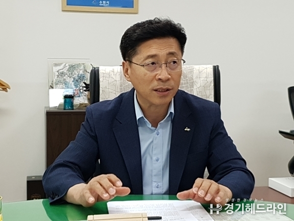 수원시 원영덕 경제정책국장을 인터뷰하고 있다.