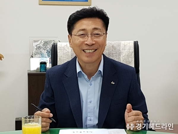 수원시 원영덕 경제정책국장을 인터뷰하고 있다.