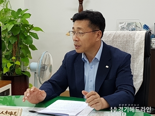 수원시 원영덕 경제정책국장을 인터뷰하고 있다.