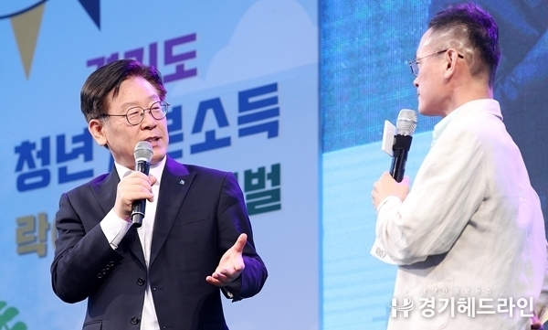 28일 오후 수원역 11번 출구 앞 팝업무대에서 열린 경기도 청년기본소득 락(樂) 페스티벌에서 이재명 경기도지사와 노정렬씨가 이야기를 나누고 있다.