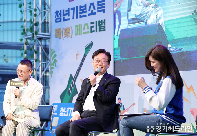 28일 오후 수원역 11번 출구 앞 팝업무대에서 열린 경기도 청년기본소득 락(樂) 페스티벌에서 이재명 경기도지사가 노정렬씨 그리고 김제영 청년기본소득 청춘크리에이터 대표 및 참석자들과 함께 ‘청년 Q&A(“청년이 묻고, 지사가 답하다”)’를 하고 있다.
