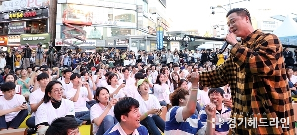 28일 오후 수원역 11번 출구 앞 팝업무대에서 열린 경기도 기본소득 (樂) 페스티벌에서 가수 아웃사이더의 사전 공연이 열리고 있다.