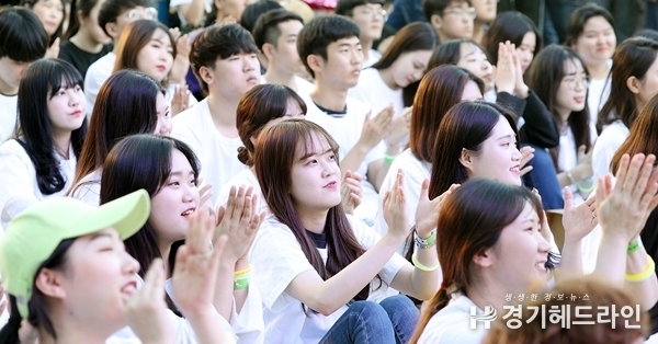 28일 오후 수원역 11번 출구 앞 팝업무대에서 열린 경기도 청년기본소득 락(樂) 페스티벌에서 가수 아웃사이더의 사전 공연이 열리고 있다.