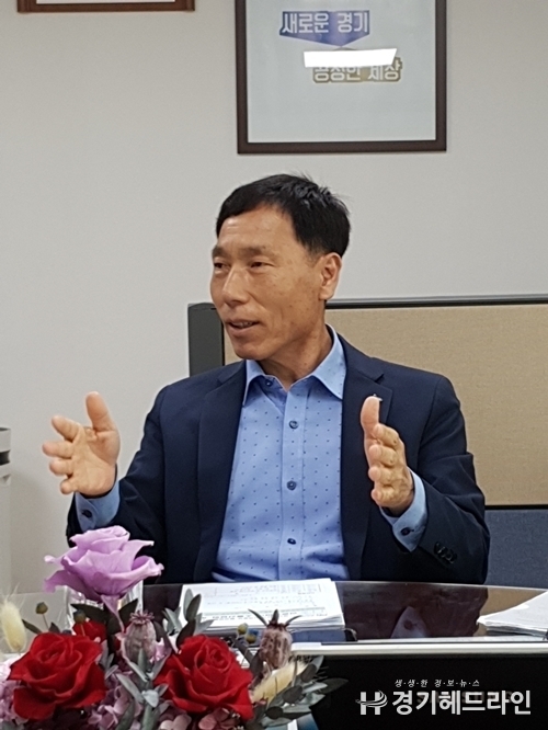 수원시 권찬호 복지여성국장이 인터뷰를 하고있다.