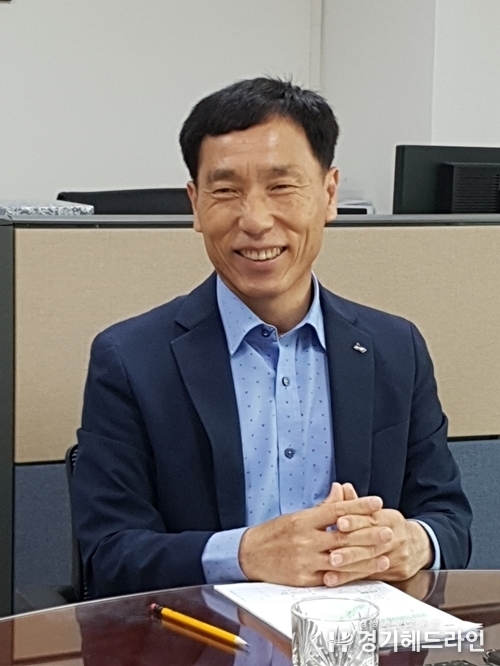수원시 권찬호 복지여성국장이 인터뷰를 하고있다.