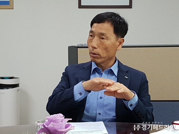 수원시 권찬호 복지여성국장이 인터뷰를 하고있다.