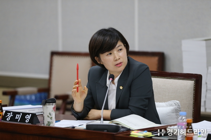 12일 수원시의회 장미영 의원이 '한부모가족 지원 조례안' 을 대표발의 하고있다.