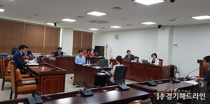 8일 오후 1시 화성시의회 기획행정위원회 의원들이 홍보기획관실 이광훈 과장을 증인으로 출석한 가운데 행감을 진행하고 있다. (사진=문수철 기자)