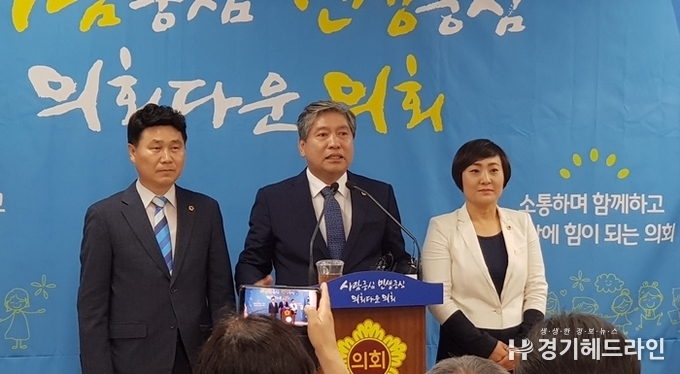 9일 오후 2시 경기도의회 3층 브리핑룸에서 취임 1주년 기자회견을 열고 있는 경기도의회 송한준 의장(가운데)과 김원기 부의장(좌측), 안혜영 부의장(우측)(사진=문수철 기자)