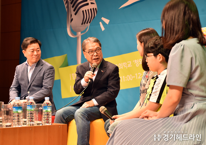 이재정 경기도교육감이 13일 광명청소년수련관에서 학생들과 토크쇼를 진행하고 있다.