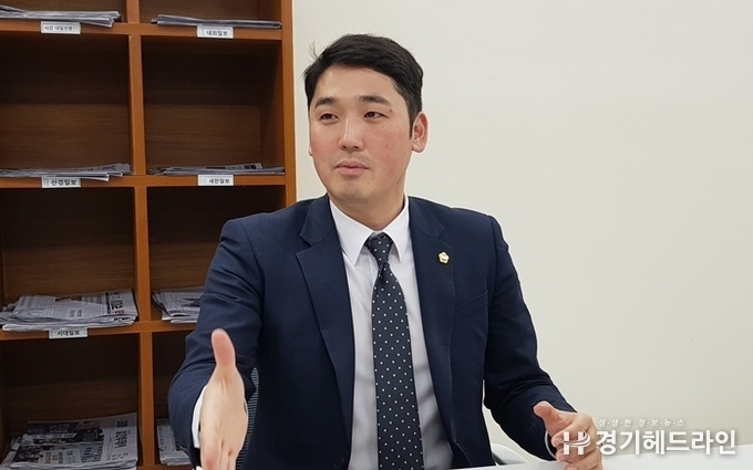 신정현 의원이 대표발의한 '시민참여형 에너지 조례안'를 설명하고 있다. (사진=문수철 기자)