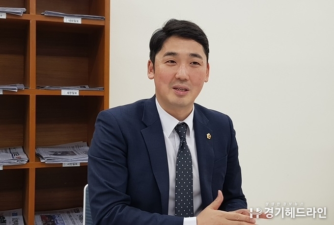  경기도의회 기획재정위원회 신정현 의원이 10일 본지와 인터뷰를 진행하고 있다. (사진=문수철 기자)