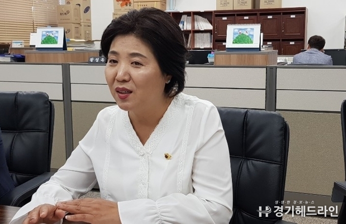 왕성옥 의원이 대표발의한 '경기도 군복무 청년 상해보험 가입 지원 조례안'를 설명하고 있다. (사진=문수철 기자)