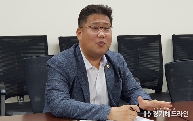 경기도의회 도시환경위원회 김태형 의원이 11일 본지와 인터뷰를 진행하고 있다. (사진=문수철 기자)