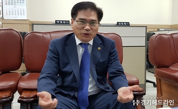 경기도의회 안전행정위원회 국중현 의원이 12일 본지와 인터뷰를 진행하고 있다. (사진=문수철 기자)