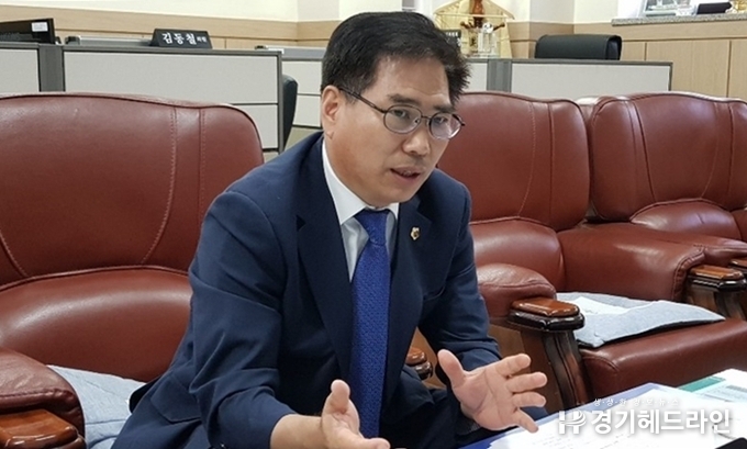  경기도의회 안전행정위원회 국중현 의원이 12일 본지와 인터뷰를 진행하고 있다. (사진=문수철 기자)