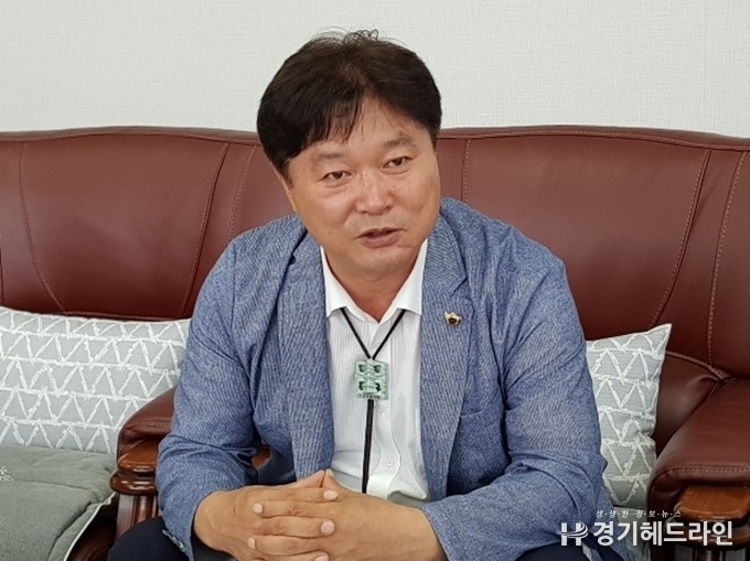  경기도의회 농정해양위원회 성수석 의원이 12일 본지와 인터뷰를 진행하고 있다. (사진=문수철 기자)