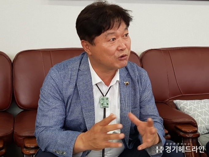 경기도의회 농정해양위원회 성수석 의원이 12일 본지와 인터뷰를 진행하고 있다. (사진=문수철 기자)