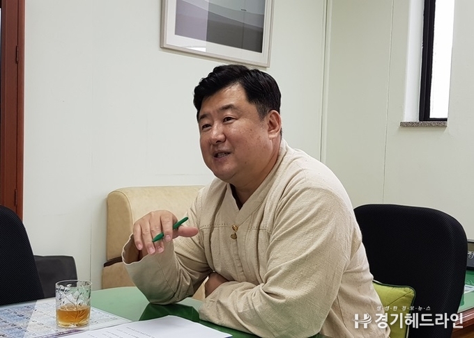 경기도의회 문화체육관광위원회 김봉균 의원이 15일 본지와 인터뷰를 진행하고 있다. (사진=문수철 기자)