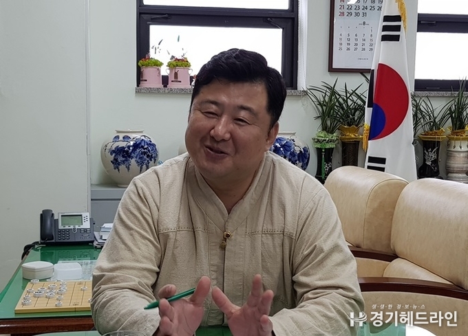 경기도의회 문화체육관광위원회 김봉균 의원이 15일 본지와 인터뷰를 진행하고 있다. (사진=문수철 기자)