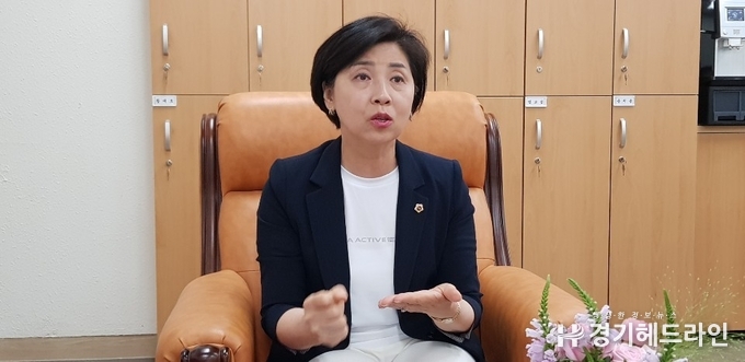 경기도의회 제2교육위원회 김미숙 의원이 15일 본지와 인터뷰를 진행하고 있다. (사진=문수철 기자)