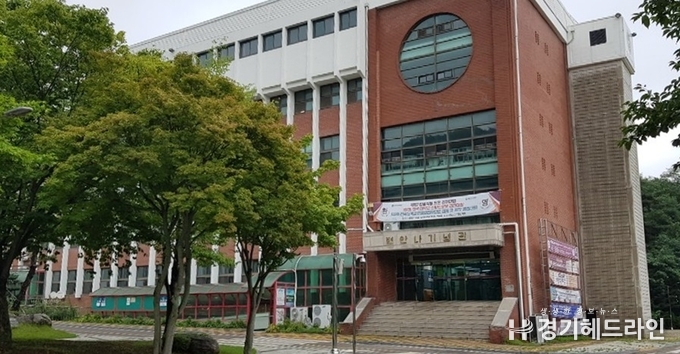 지난 5월 25일 김포에 A대학은 ‘2019 제2회 대학교 총장기 전국태권도대회’를 교내 변안나 기념관대강당에서 1000여명에 초•중•고등 선수들이 참여한 가운데 품새, 겨루기, 스피드발차기, 태권체조 등 기록경기를 진행했다.