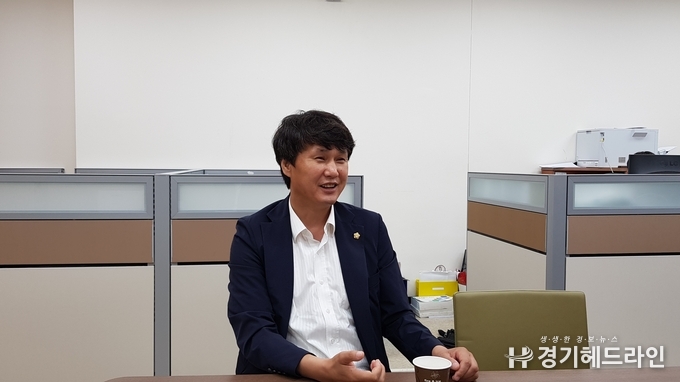 화성시의회 교육복지위원회 송선영 의원과 12일 본지와 인터뷰를 진행하고 있다. (사진=문수철 기자)