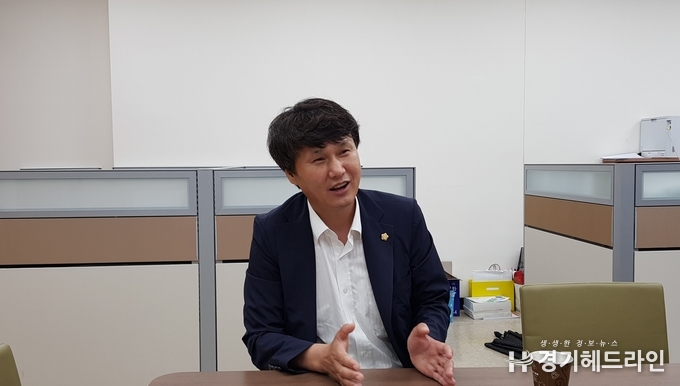 화성시의회 교육복지위원회 송선영 의원과 12일 본지와 인터뷰를 진행하고 있다. (사진=문수철 기자)