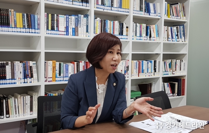 화성시의회 교육복지위원회 김경희 의원과 12일 본지와 인터뷰를 진행하고 있다. (사진=문수철 기자)