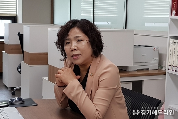 화성시의회 기획행정위원회 박연숙 의원과 16일 본지와 인터뷰를 진행하고 있다. (사진=문수철 기자)