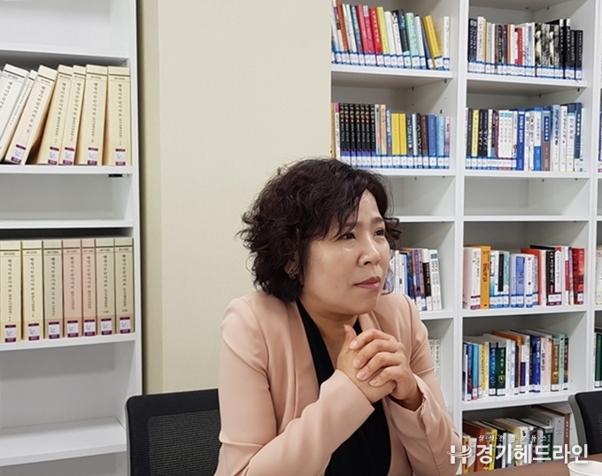 화성시의회 기획행정위원회 박연숙 의원과 16일 본지와 인터뷰를 진행하고 있다. (사진=문수철 기자)