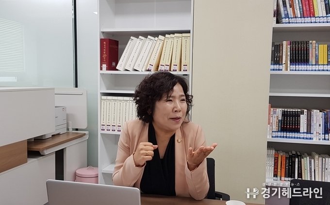 화성시의회 기획행정위원회 박연숙 의원과 16일 본지와 인터뷰를 진행하고 있다. (사진=문수철 기자)